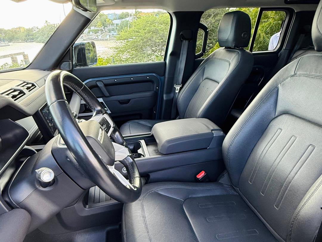 
								Land Rover Defender 110 P300 full									