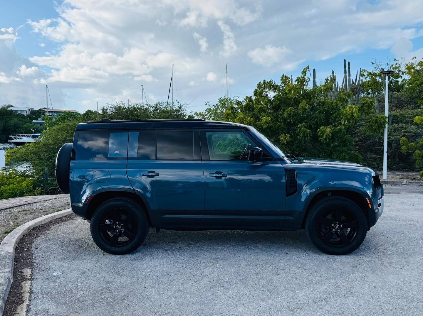 
								Land Rover Defender 110 P300 full									